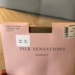 Bloomingdale's Accessories - SOLD $25 Pr Bloomingdales 1X Size Pantyhose Beige Bloomingdale's Accessories - SOLD $25 Pr Bloomingdales 1X Size Pantyhose Beige
